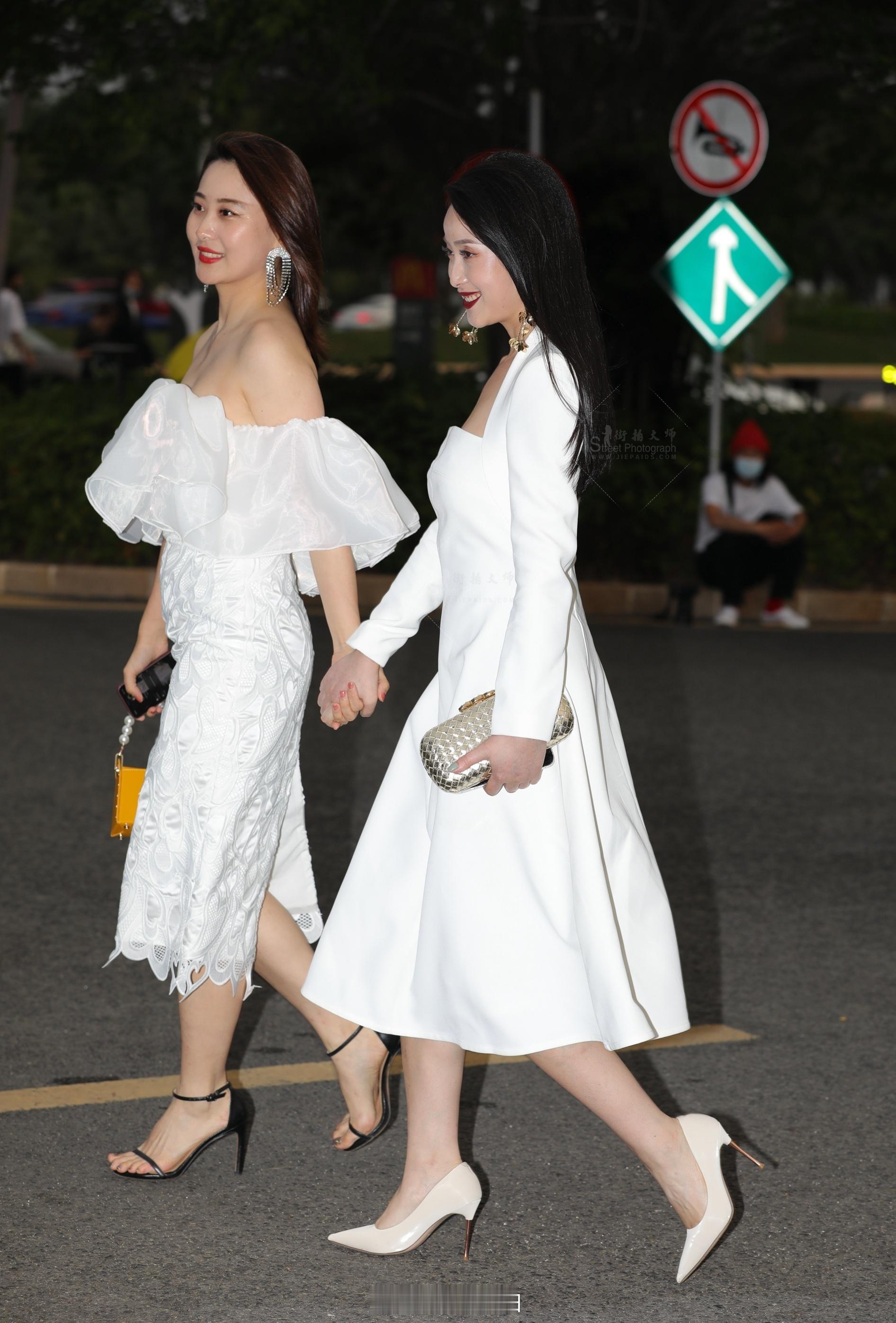 阿姨美拍两个美妇 ​​​