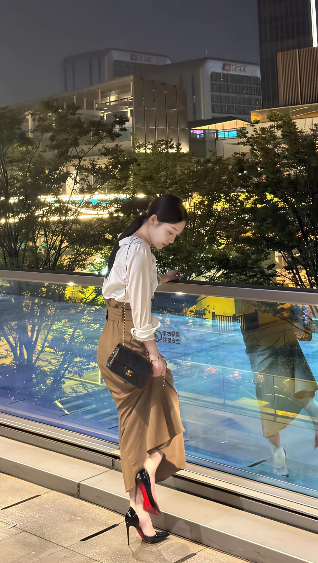 对联
上联：夜色阑珊；
下联：[作揖][作揖][作揖]。