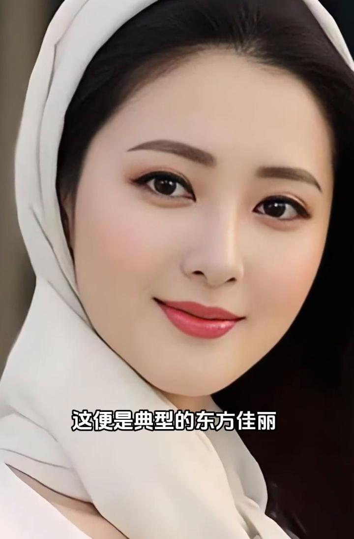 这便是典型的东方佳丽，深邃五官愈看愈有韵味，气质安闲而大气，冰肌透亮，玉骨生香，