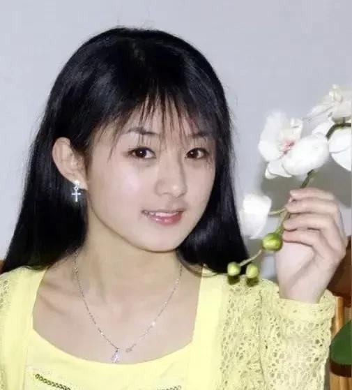 赵丽颖不靠脸吃饭，靠的是熬。
从农村姑娘到张艺谋电影里演听障妈妈，她没喊过累。