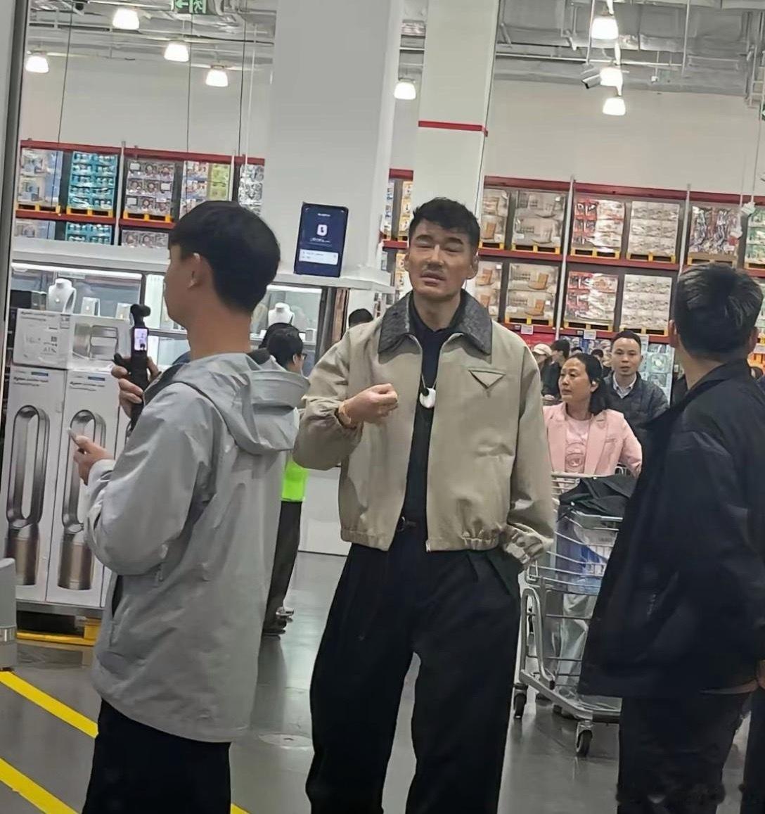 山姆偶遇胡兵，本人看着好普通。 