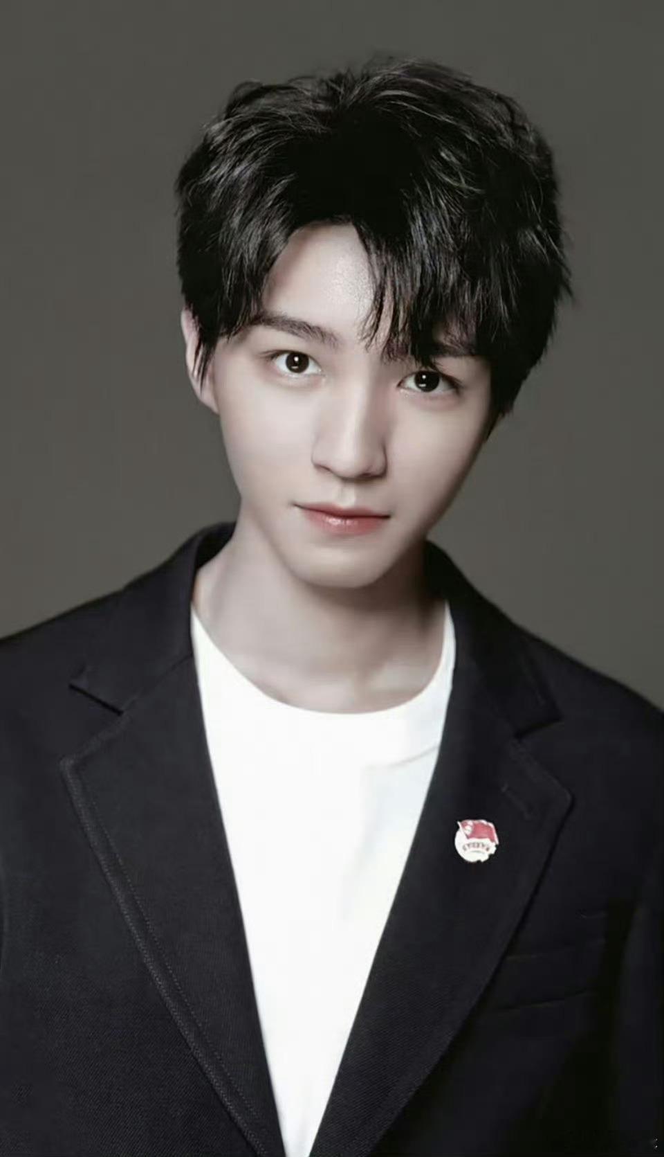 王俊凯CL代言人 不忘过往展望未来，少年从容不迫地一路前行，张扬自信挥洒青春的汗