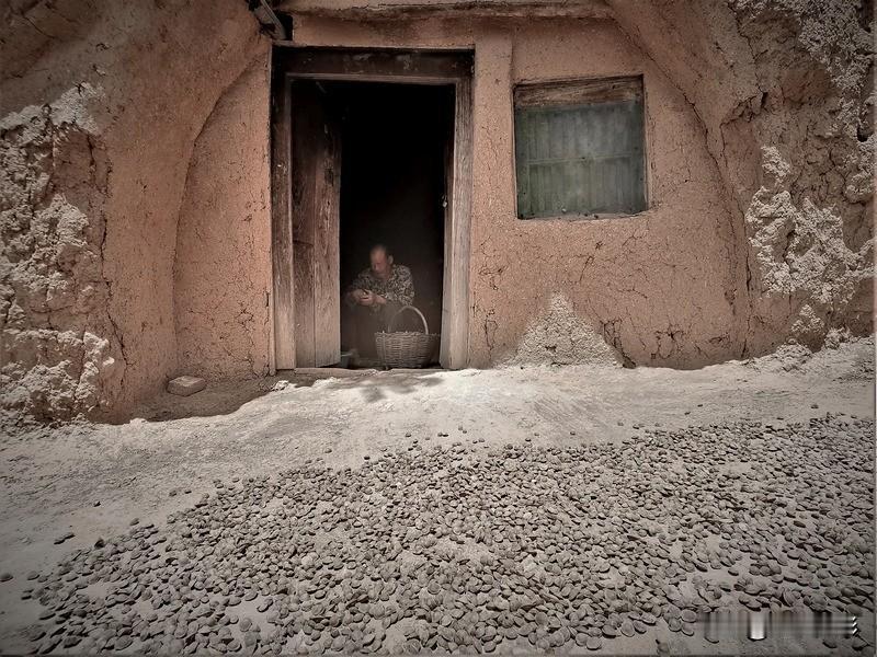 在那土窑前，一把杏核静静地躺在那里。竟神奇般地联想起了歌剧《一把酸枣》。没有关系