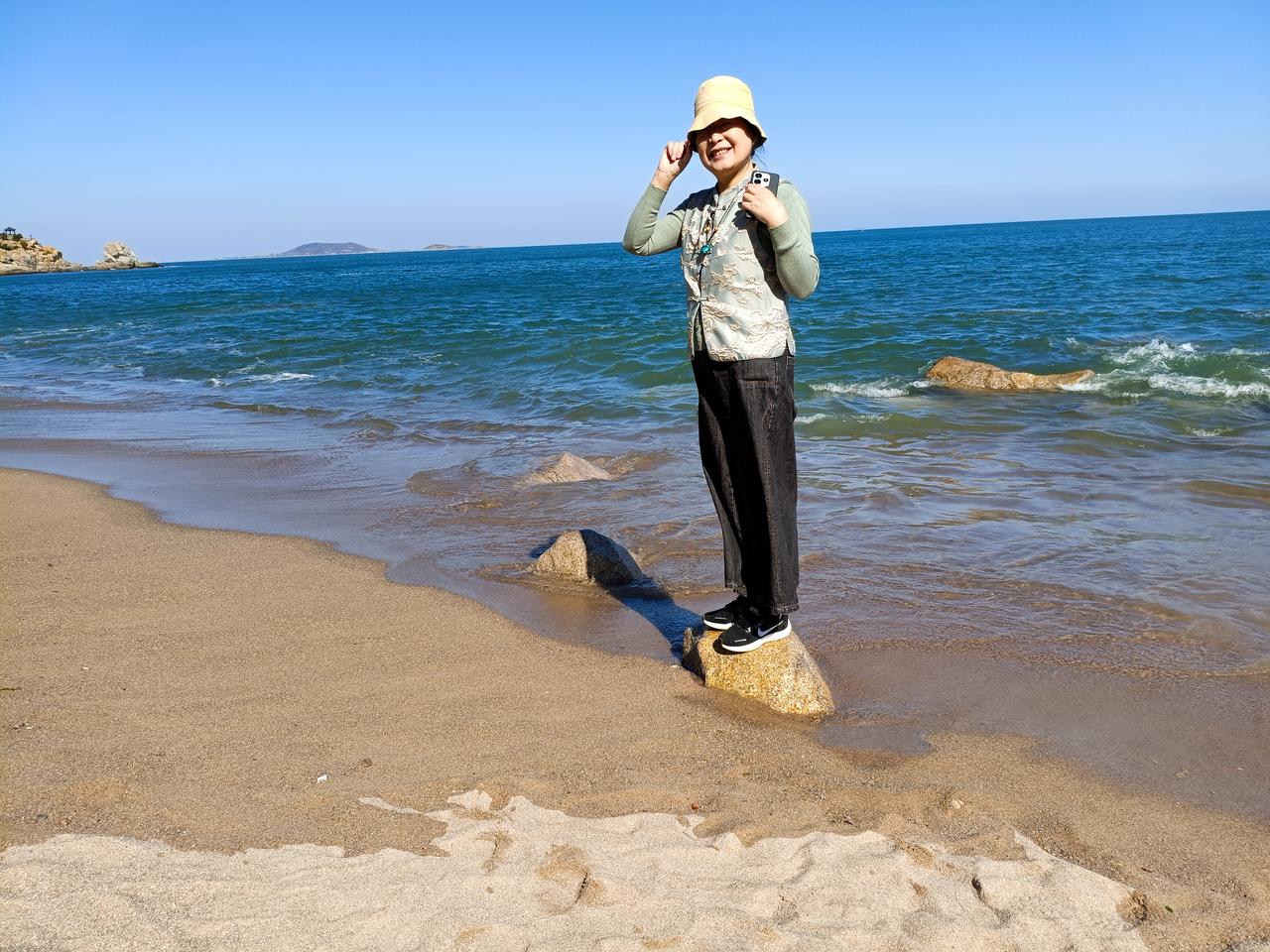 心情不好的时候去看海，辽阔无垠的大海让人心胸开阔。
心情不好的时候还可以看看夹缝