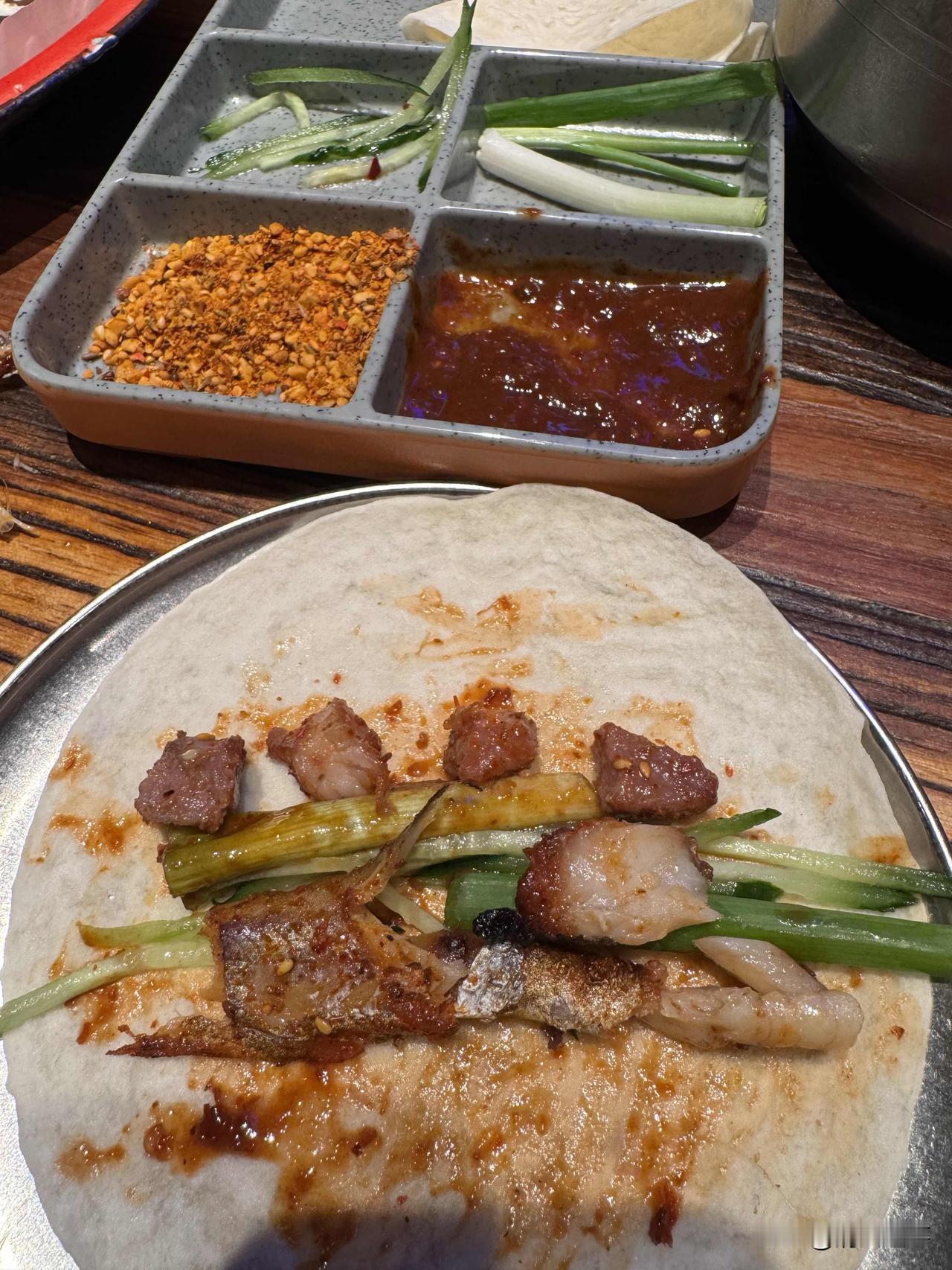 一句话定义幸福
幸福是傍晚到家时飘来的饭菜香，是和家人窝在沙发上追一部老剧的松弛