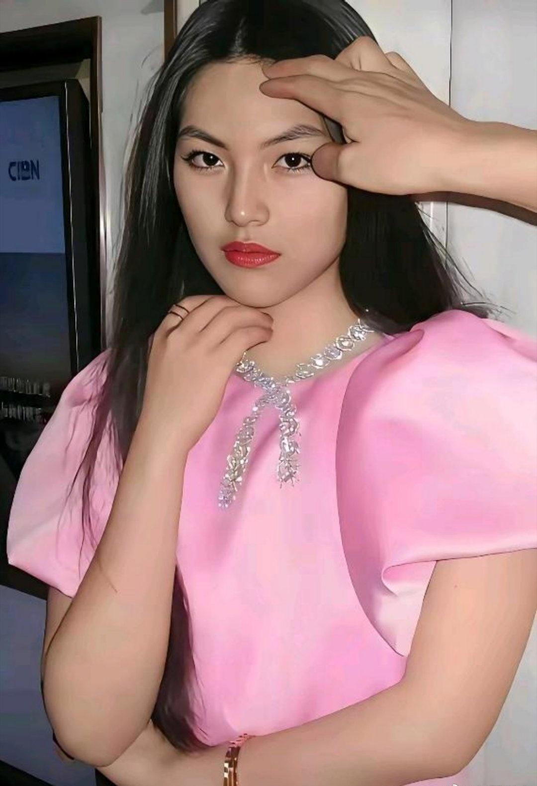 王诗龄将来的婚事，困局全在李湘。

一路砸钱铺路，把女儿往顶尖堆里推，牛津学历、