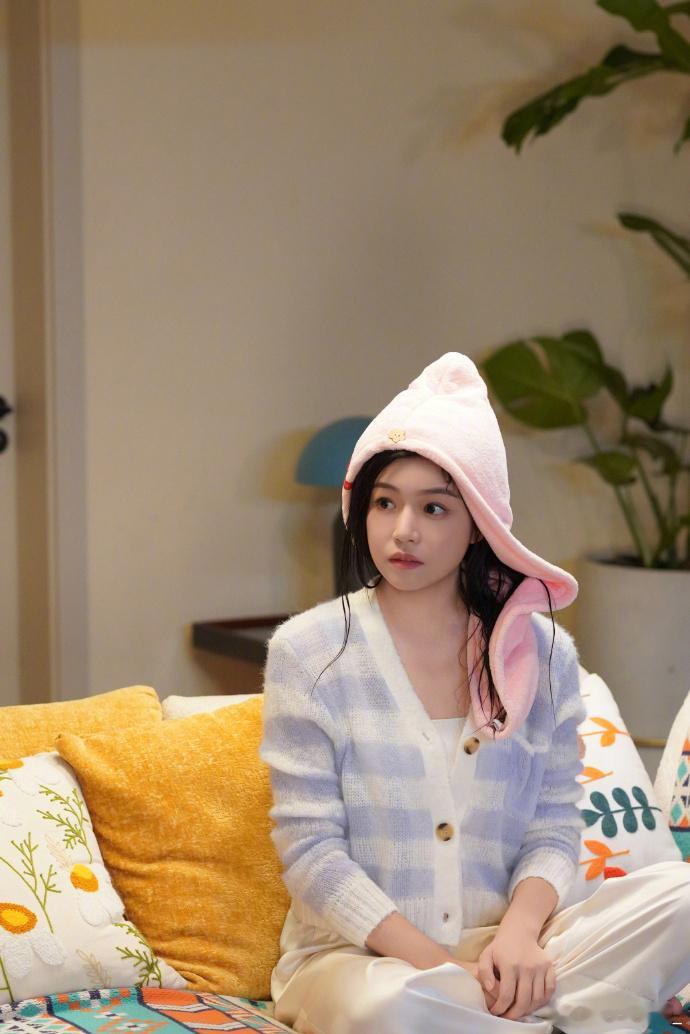 陈晓也没想到会被三个女人拿捏吧 陈潇这新剧一点水花都没有，陈妍希的狙击蝴蝶都小爆