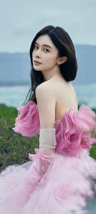赵樱子把脸部填充都融掉了宝子们，最近娱乐圈又有大瓜啦！赵樱子居然把脸部填充都给融