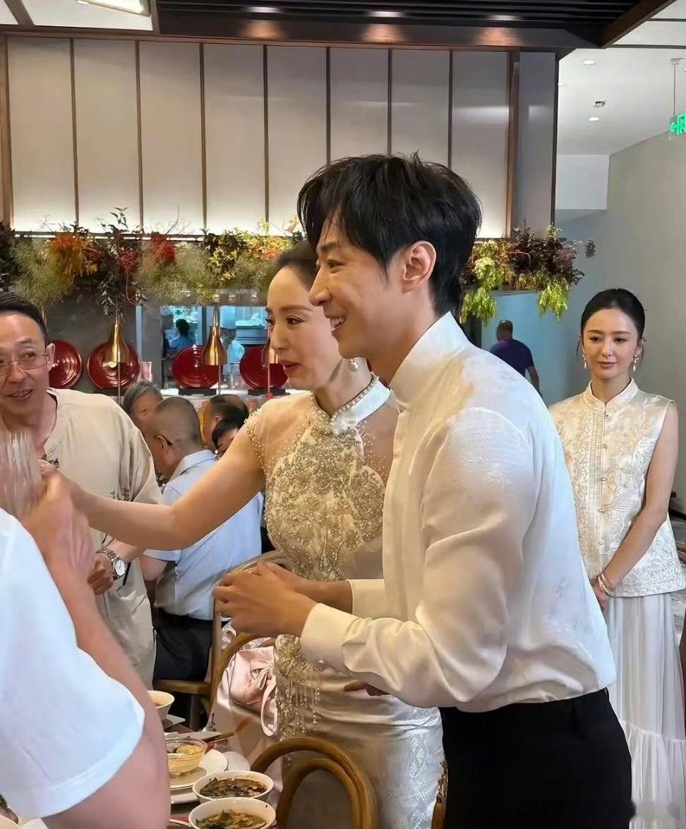 董璇说领证让她和张维伊都踏实了之前居然分开过，就因为董璇太忙顾不上回消息，张维伊