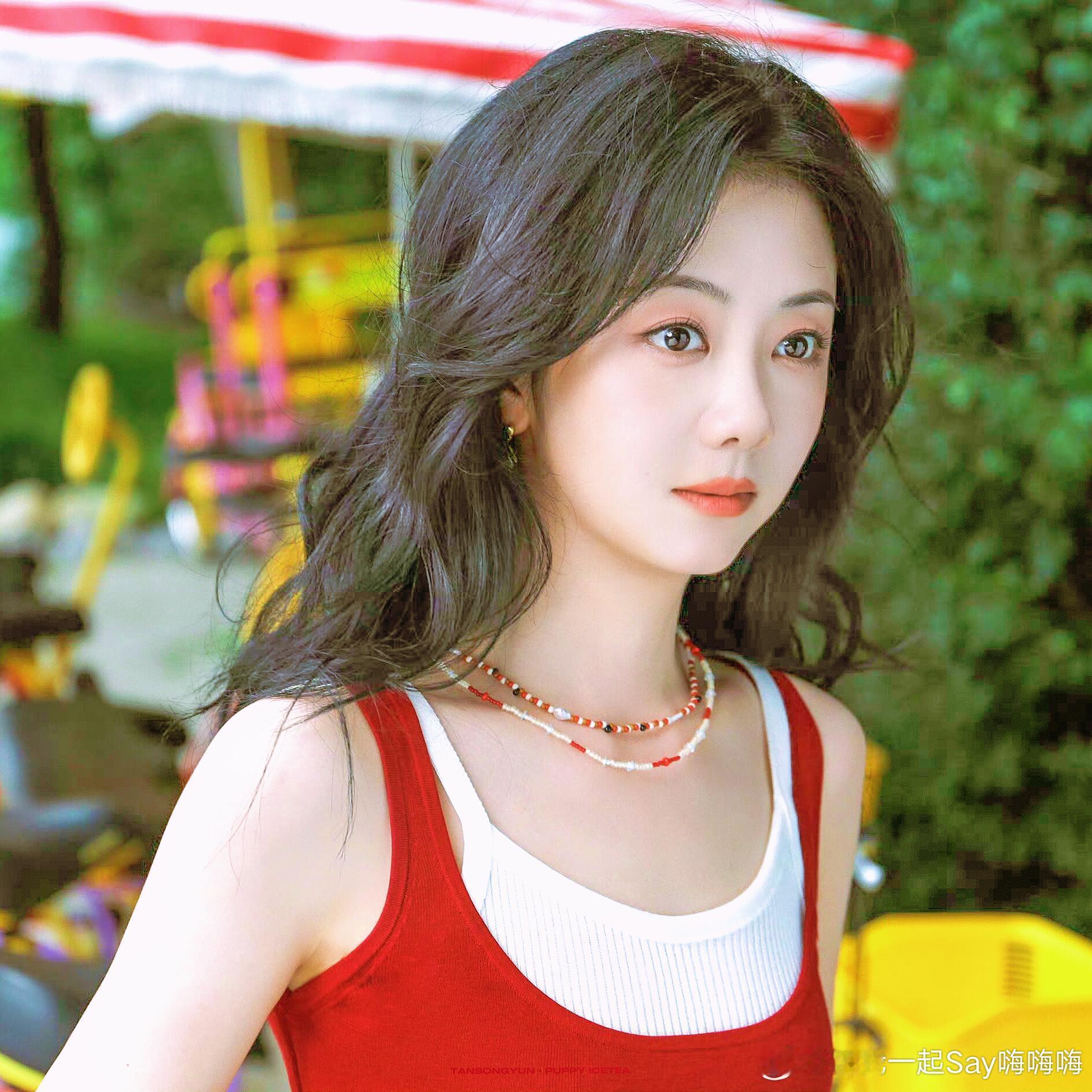 甜妹谭松韵，她的笑容真的绝了，完全就是初恋脸啊。笑起来眼睛弯弯的，甜到心坎里，连