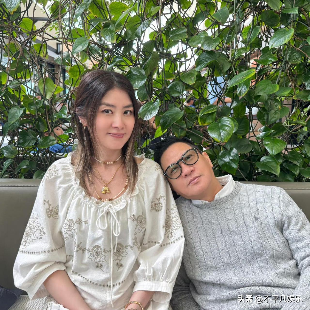 大年初六，陈慧琳为员工举办开工宴，影帝张家辉惊喜现身，二人头挨着头亲密合影，笑容