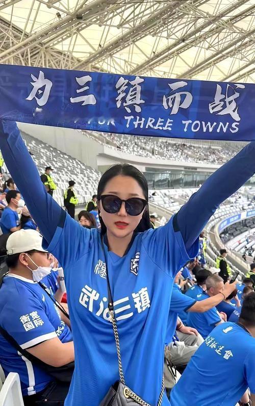 等了许久，才得知今下午三镇与河南的热身赛在细雨中结束，三镇再度以0：2落败。
此