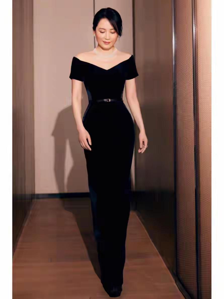 54岁俞飞鸿身材真丰腴！穿紧身露肩裙差点“撑爆”，高级性感迷人。
她今世超自由，