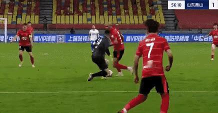 王大雷也算中超老将了，怎么还会犯如此严重的错误……？

首先，你跑出禁区，远离球