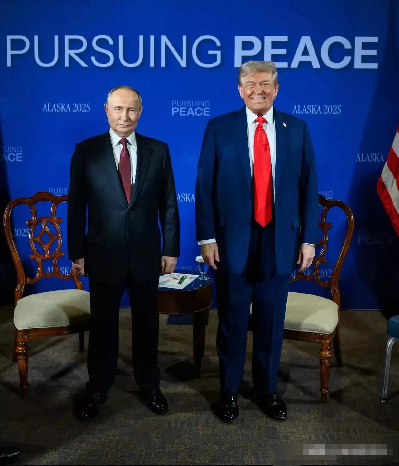 大家看见了吧，特朗普见了普京感觉挺激动的，毕竟这可是他曾经的偶像。

普京大帝的