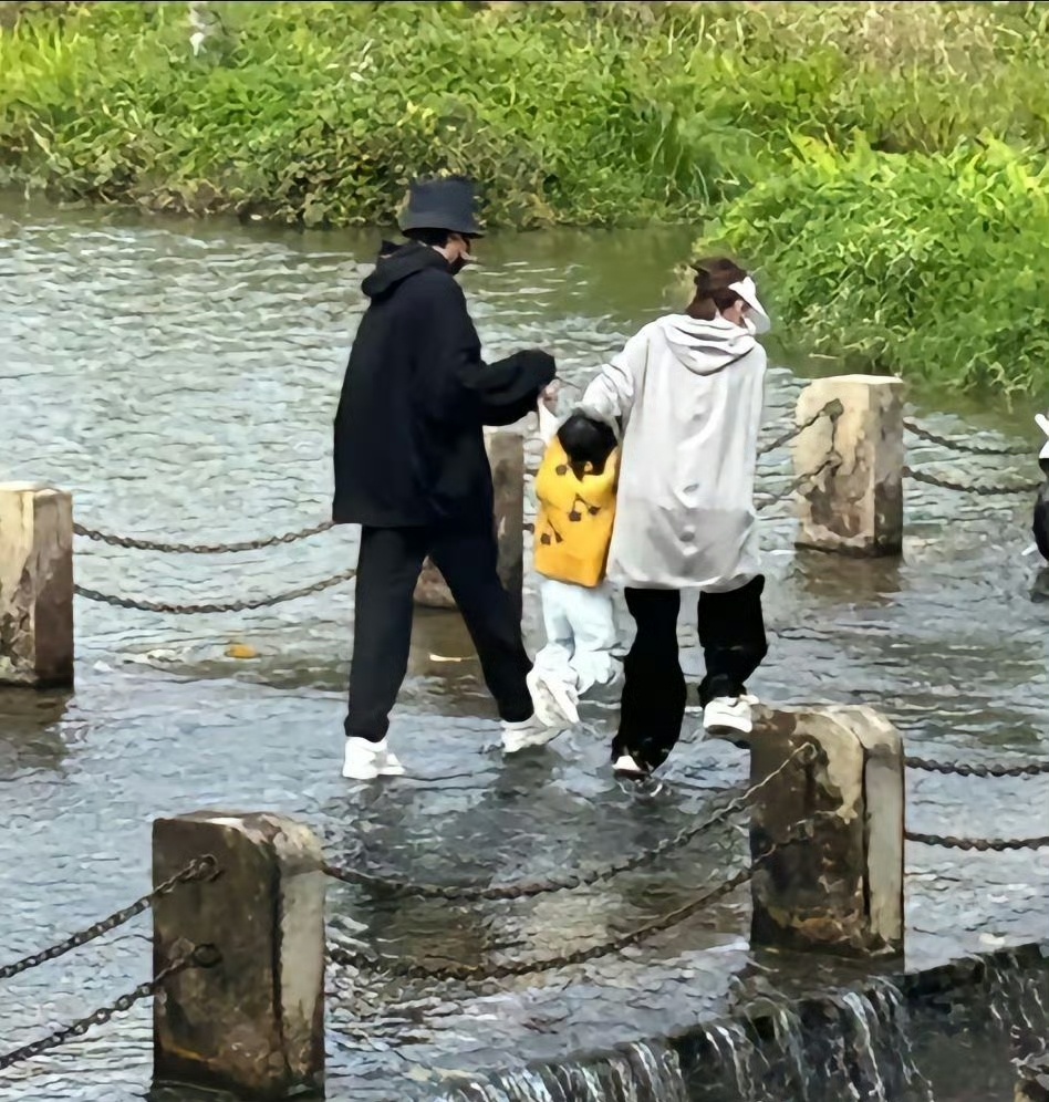 张若昀唐艺昕带女儿踩水  看来张若昀唐艺昕这一家人是真幸福呀，网友们都说这才是爱