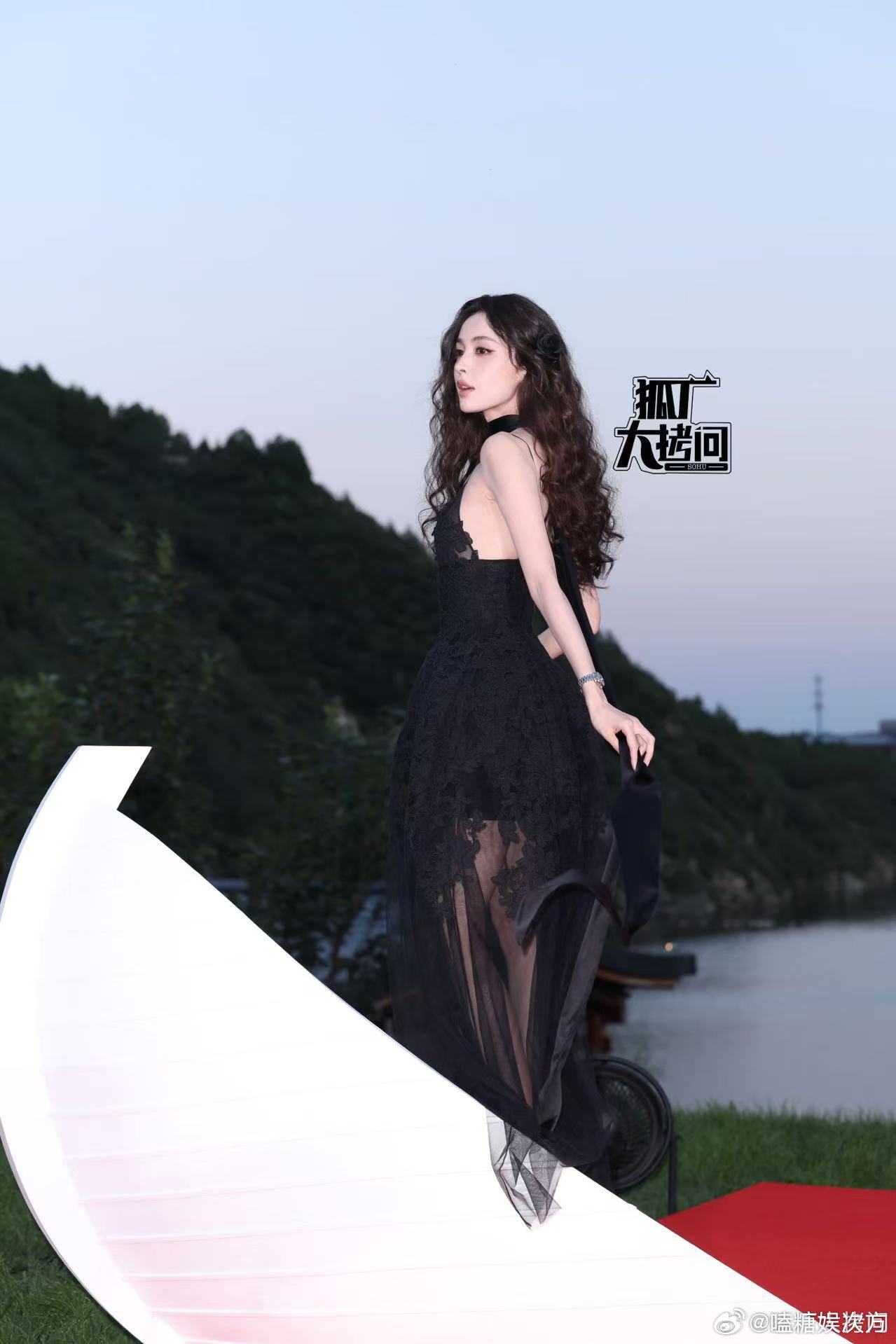 娜扎 黑玫瑰 娜扎在栩栩华生时尚文化大赏的红毯上，宛如一朵神秘的黑玫瑰，带着暗黑
