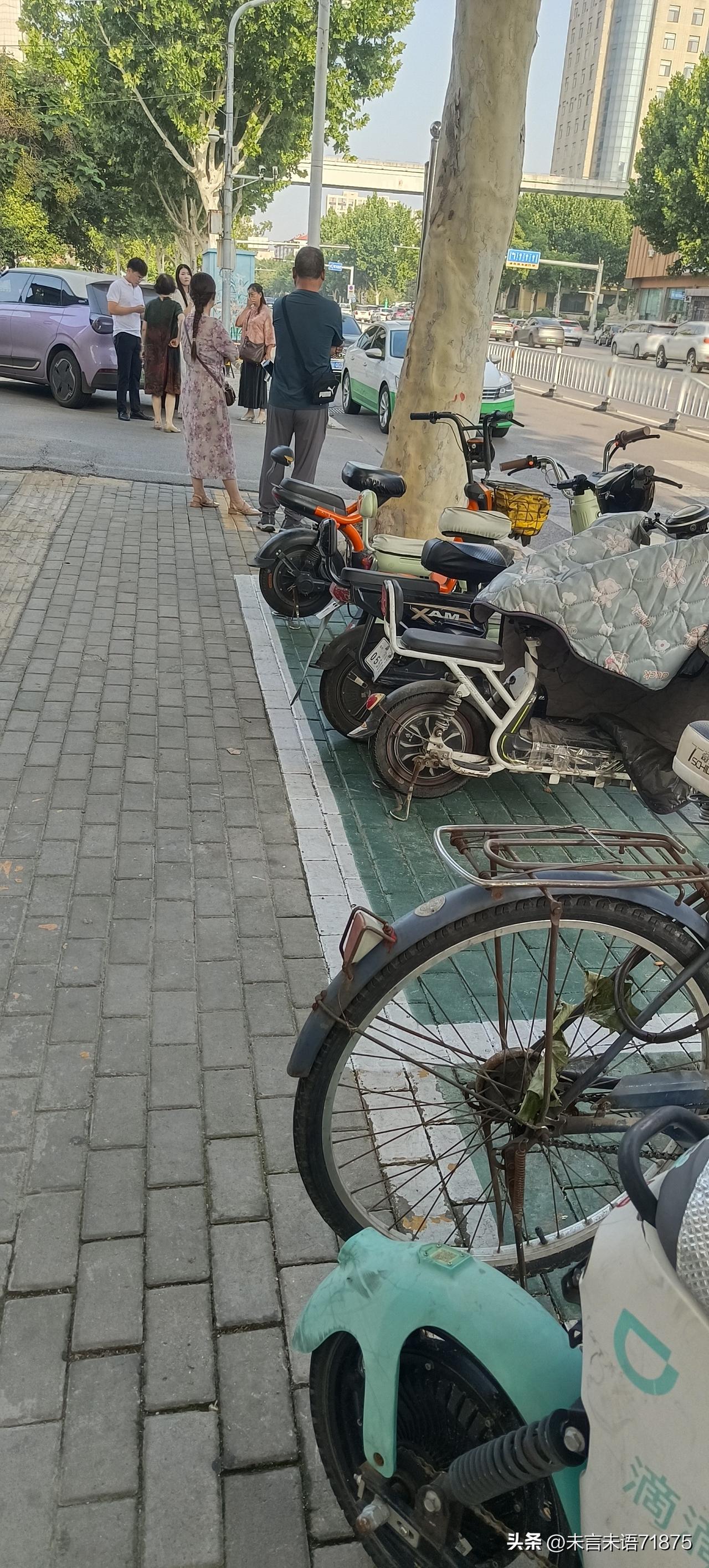 保险公司的客服，昨天我做了一个面试，今天他就让我去开会。
昨天因为找工作的事，我