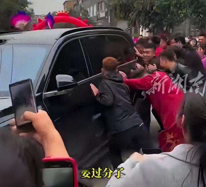 陕西咸阳一婚车遭越野车主拦路，伴郎上前递上红包和香烟后，没想到越野车主竟然还过分