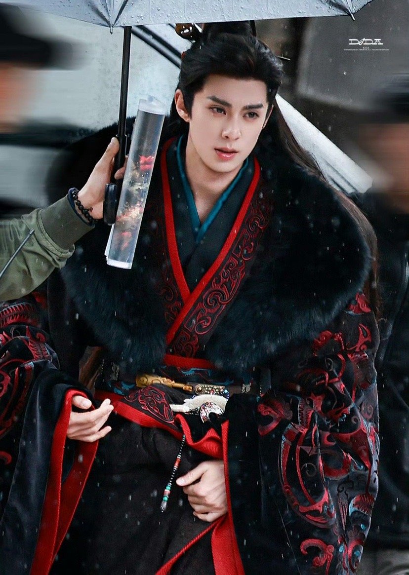 将门独后王鹤棣路透 这套黑红金纹大氅+毛领造型，直接把“风华绝代谢景行”焊在我心