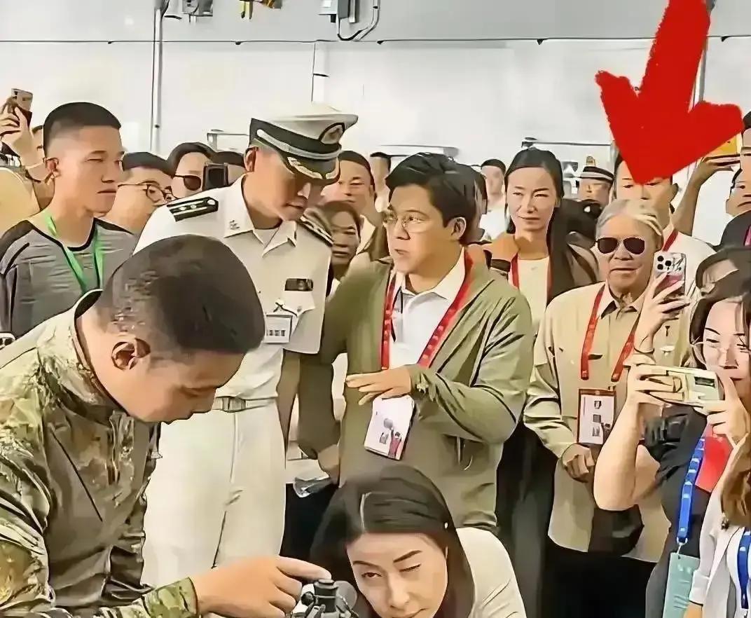 豪门娃也挤经济舱
 
昨天刷到霍启刚一家五口挤在后排中间，行李轮子卡死，俩孩子蹲