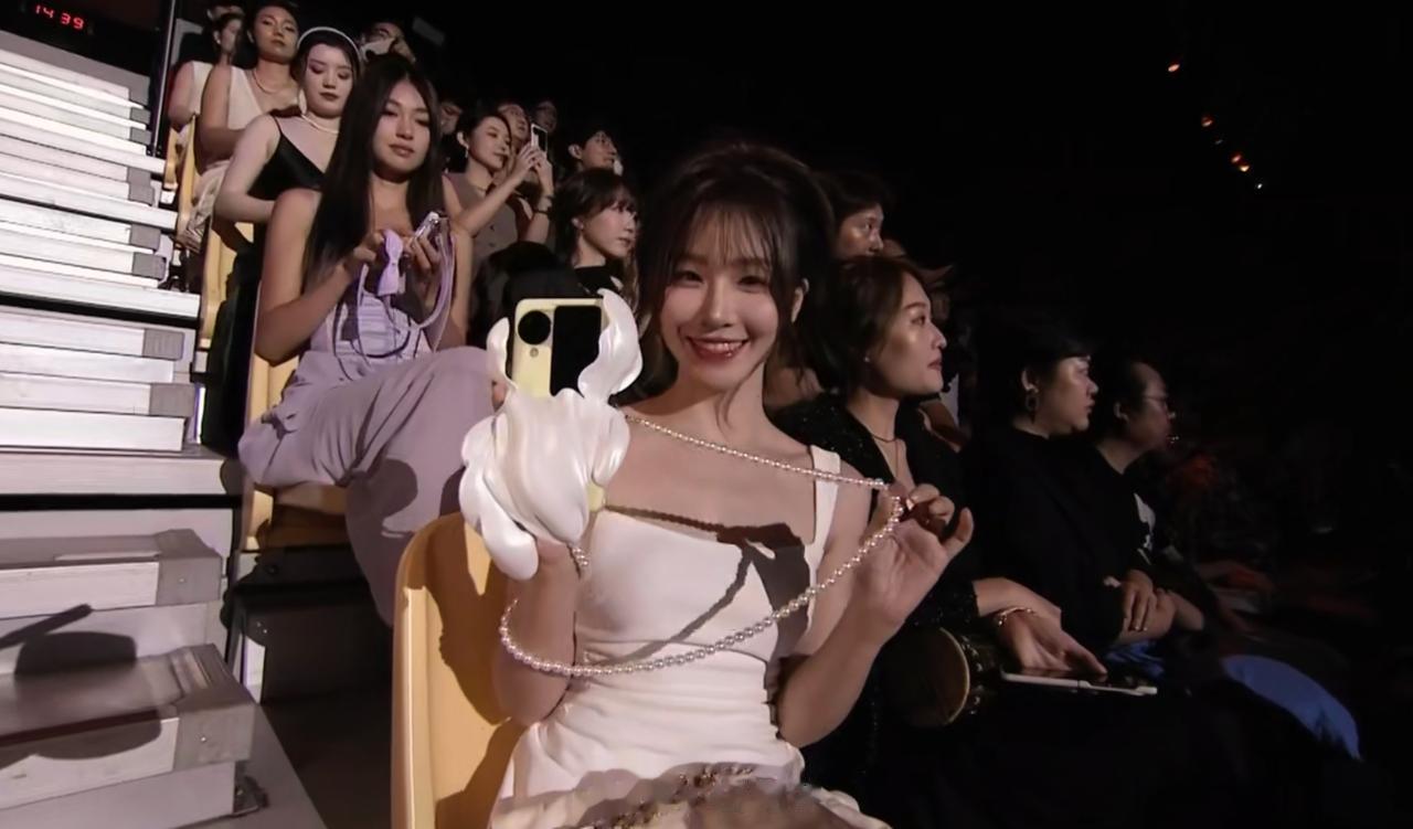  
刚想起来OPPO发布会，直播进来正好是小姐姐们在展示手机壳，好看的[紫薇别走