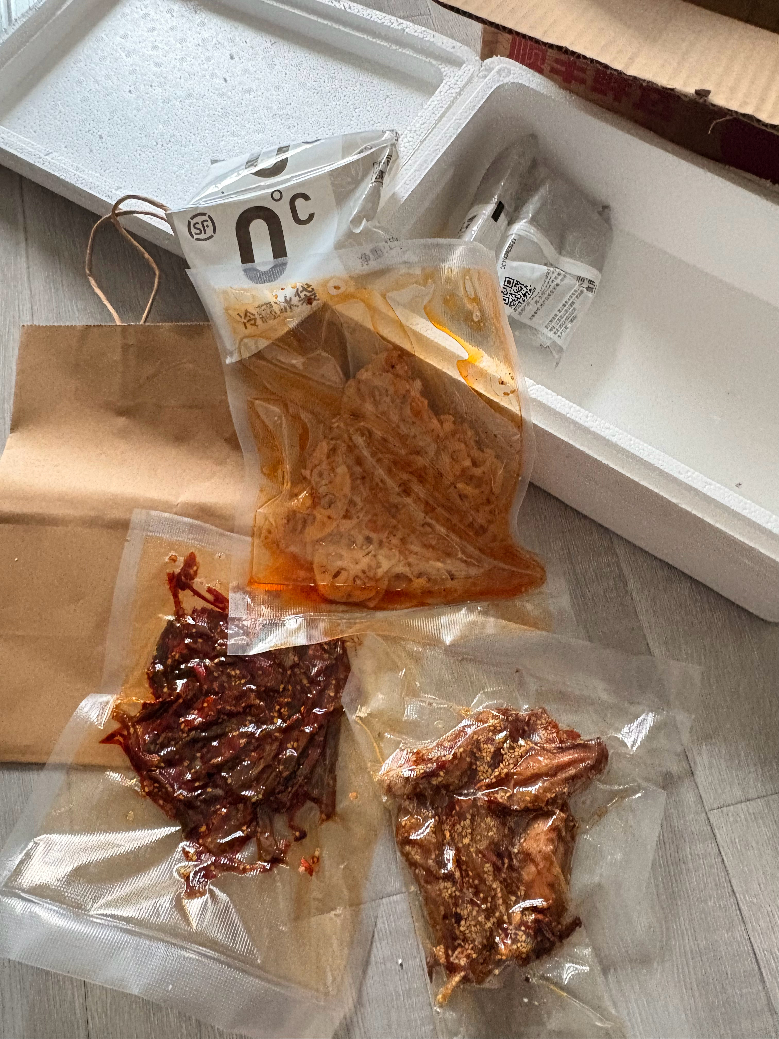 佳佳给我寄的好吃的 还有给我买的奶茶捏