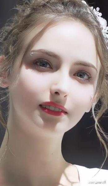 听一位在乌克兰做生意的华人老哥说，现在的基辅，已经不是男人挑女人，而是好几个女人