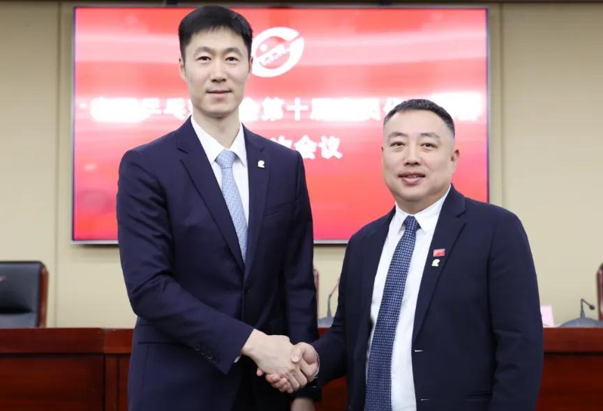 他一米六多一点儿吧[嘻嘻]刘国梁辞职王励勤当选中国乒协主席 ​​​