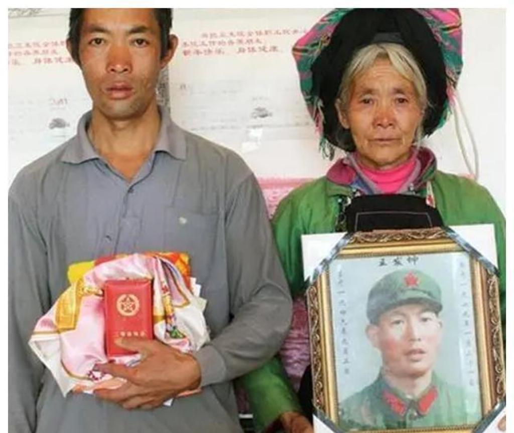 2007年清明，一位农村妇女贷款2000多元当路费，带着两个儿子来到屏边烈士陵园