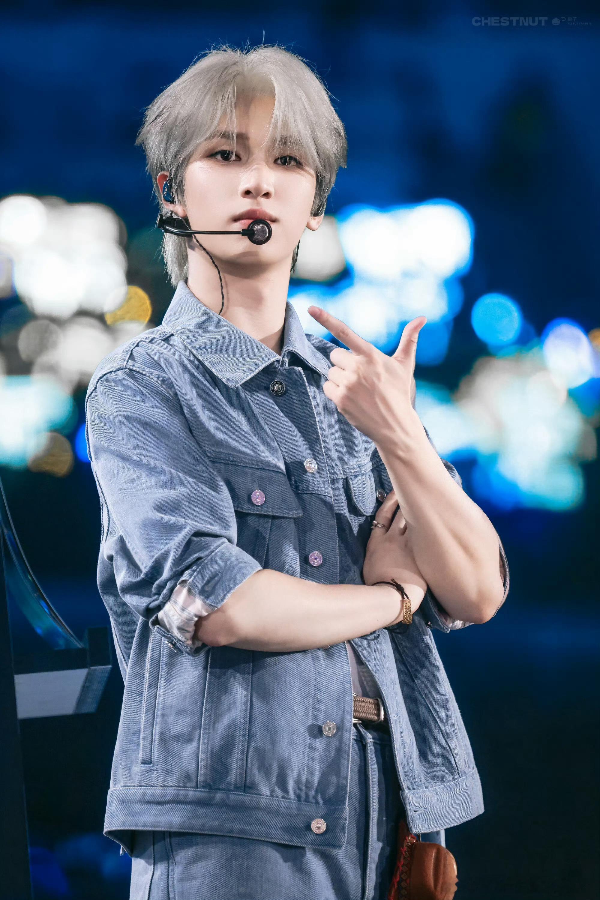 严浩翔  yhx严浩翔 廿二共赴浩曦启序yhx严浩翔0816生日快乐“你是被光偏