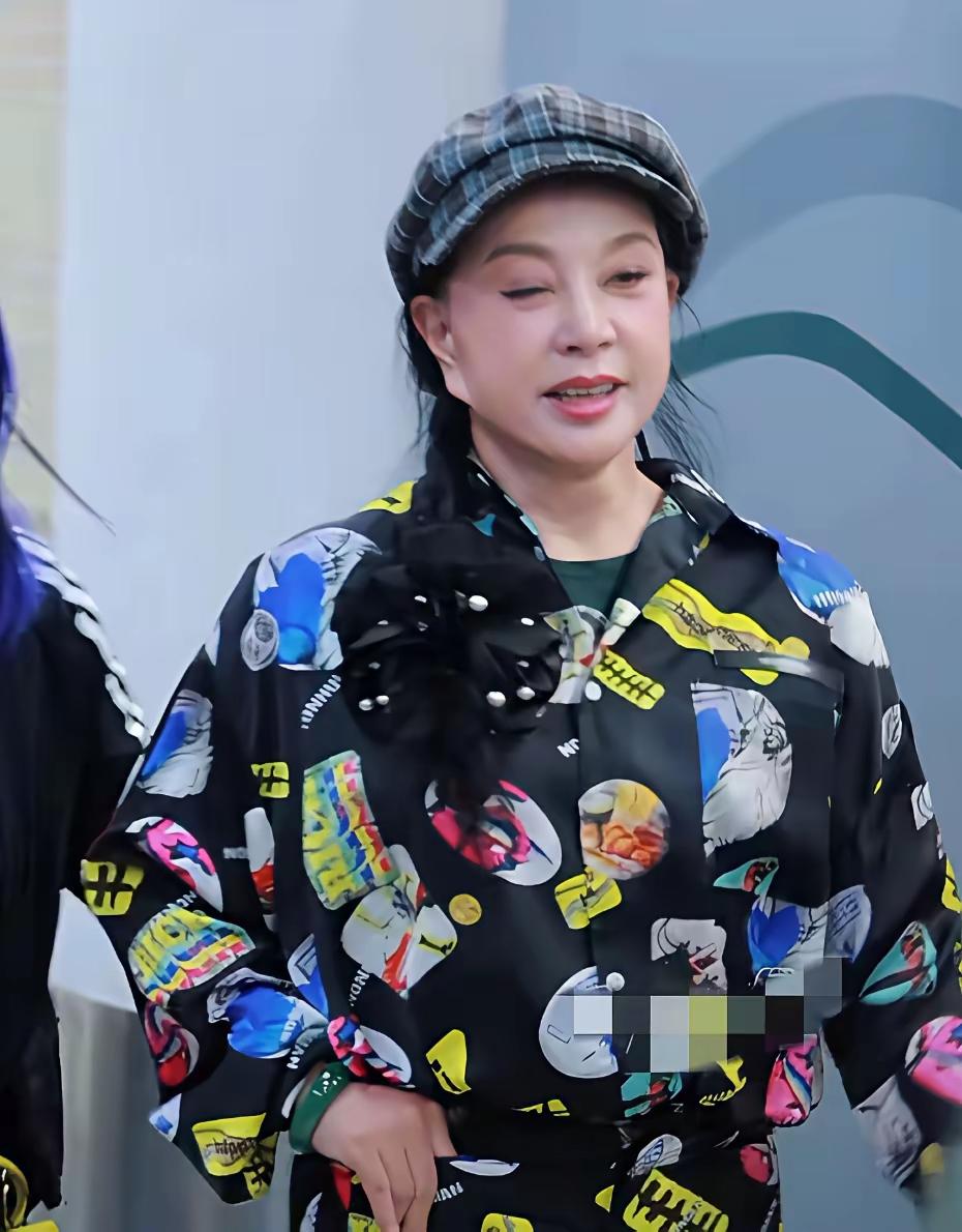 刘晓庆早年感情纠葛的原因是个人事业优先的价值取向、情感选择的功利性，叠加伴侣间责