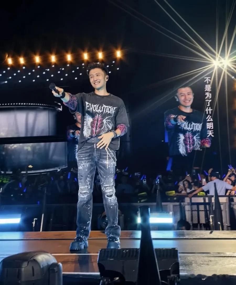 9月26日，谢霆锋重庆演唱会第一场造型曝光。脚上一双增高黑皮鞋格外惹眼，看着版型