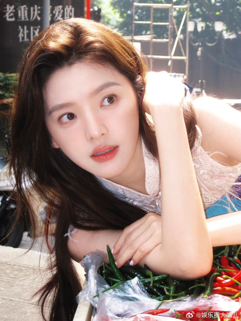 章若楠童蕾白月光母女童蕾一出场就好有妈妈的感觉，温柔又有力量。看着章若楠撒娇贴贴