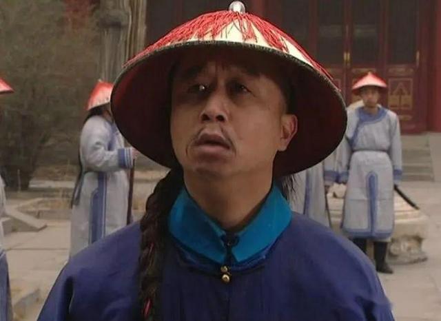 官差快马追上了马车队。 
 
打开箱子的那一刻，在场所有人都怔住了。 
 
没有
