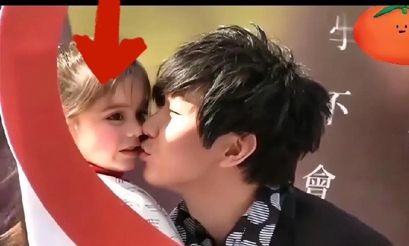 2012年，林俊杰当众亲吻3岁女童嘴唇，一句“夺走初吻”的玩笑，12年后看，细思