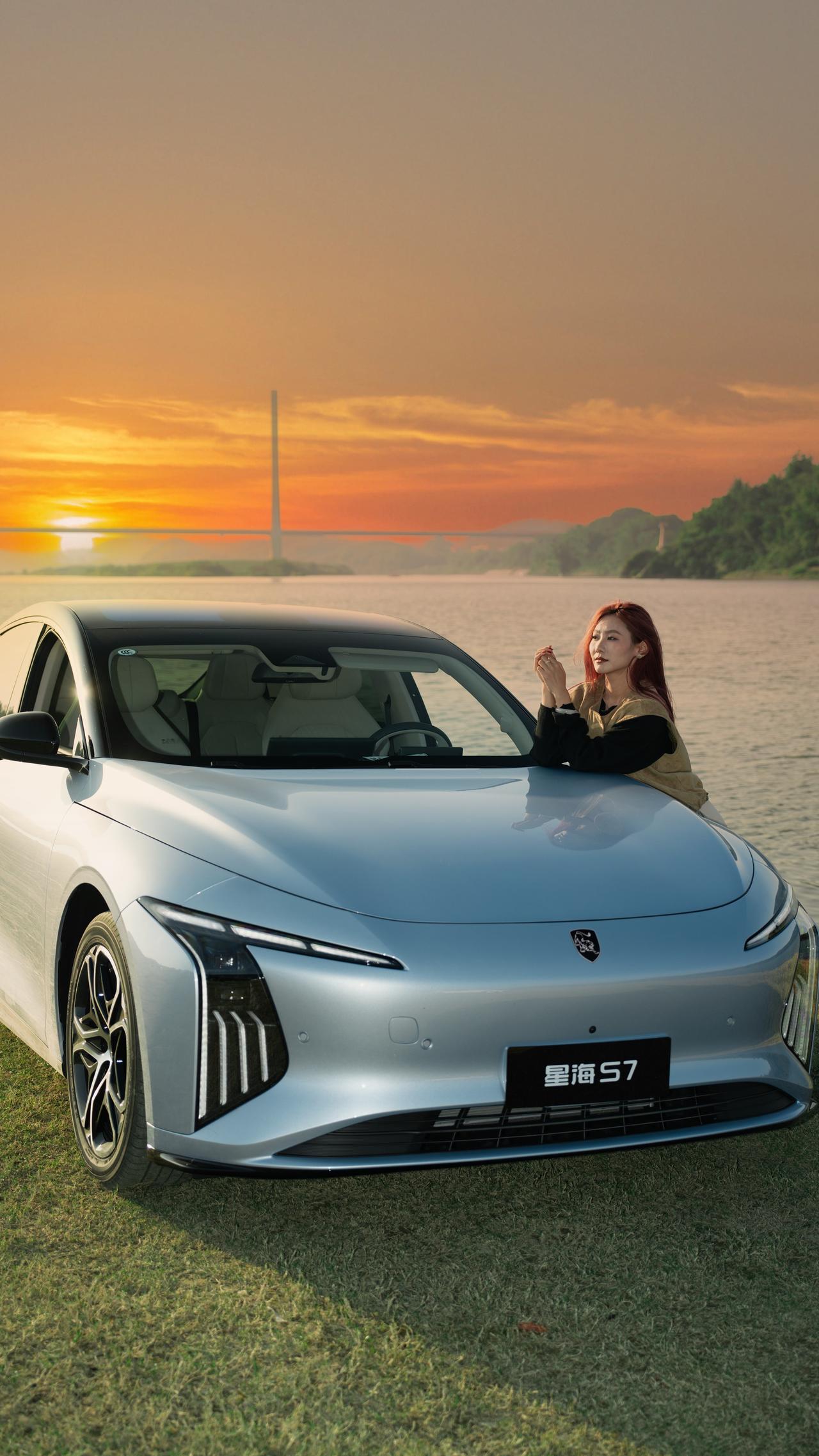 三月春风拂面，风行星海 S7 伴你奔赴春光。无框车门映着繁花，长续航畅行郊野，把