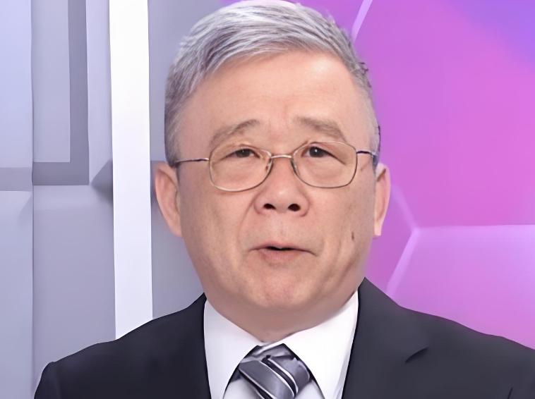 台湾省退役少将栗正杰在节目上表示，赖清德的儿子躲在美国不回台湾当兵，结果赖清德就