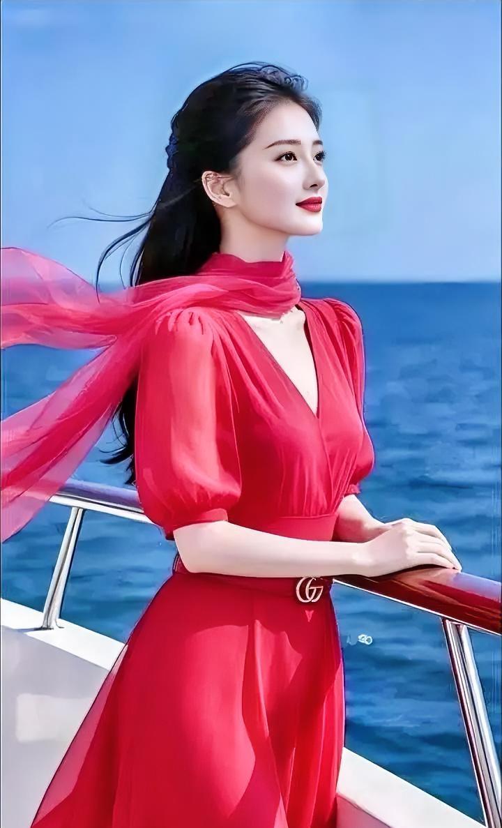 海天红韵

碧海蓝天，一袭红裙轻扬，

纱巾如风，诉说着远方的向往。

倚靠船舷