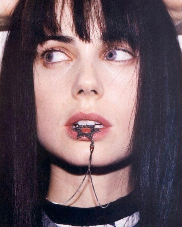 2004年，米娅·科施娜在出演《拉字至上》时期的一幅写真。 