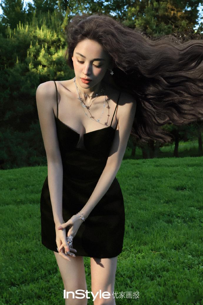 娜扎咬面包 神图 看着这张照片，突然觉得生活里的小确幸具象化了。阳光、面包和毫无