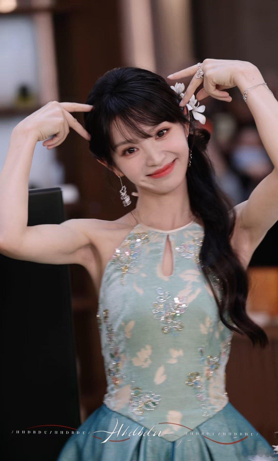 田曦薇这肌肉居然不是p的一直以为田曦薇是软乎乎的甜妹长相，没想到晒出的肌肉照这么