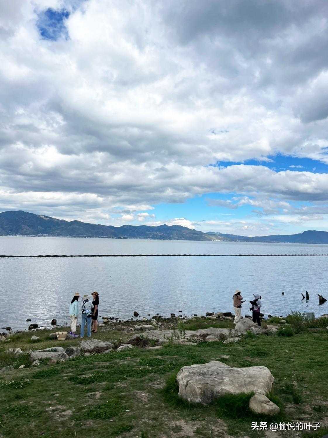 美丽的洱海，到处都是美景，
随手一拍，开个海天一色。
