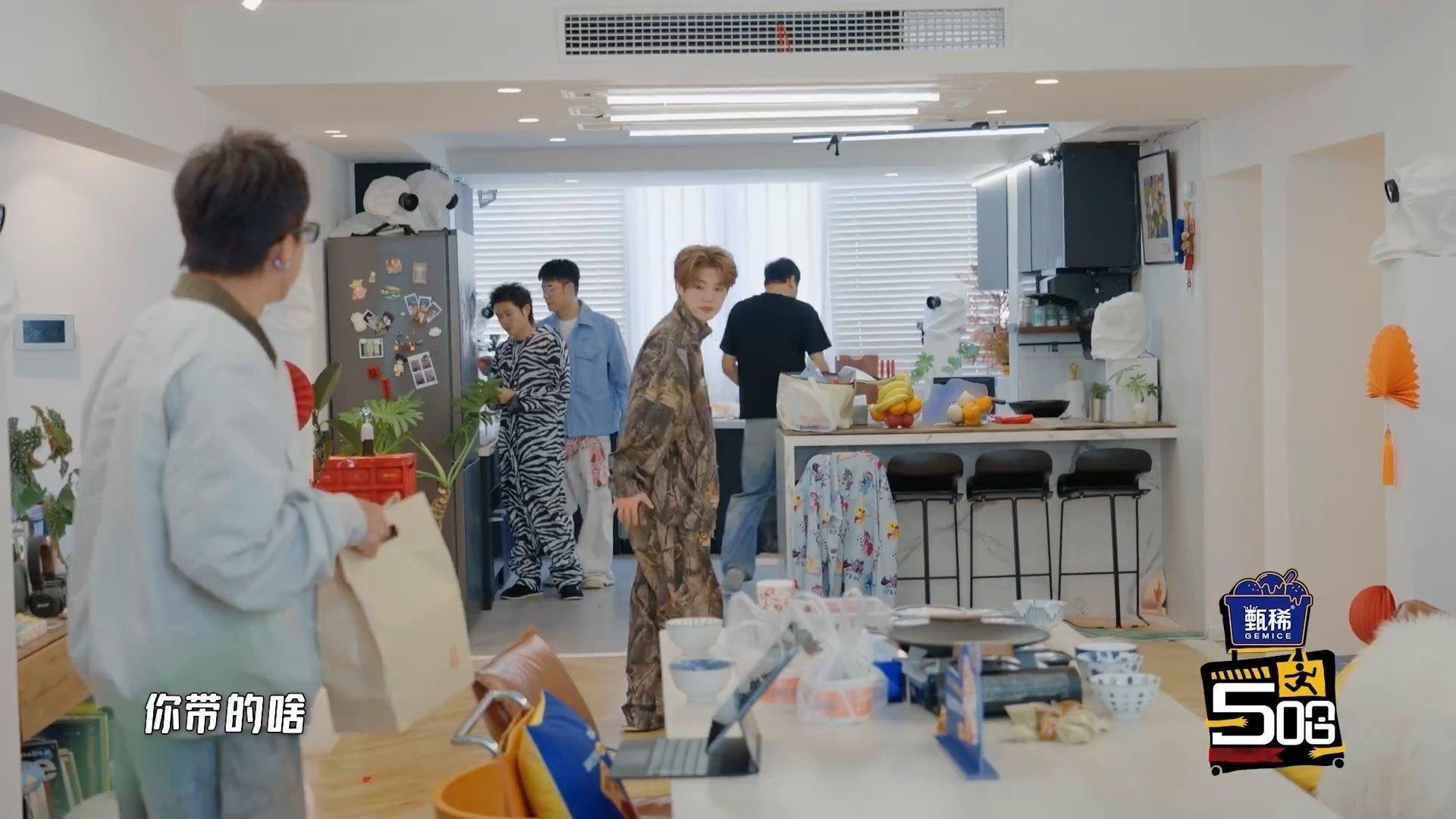 邓超带打包袋去王勉家吃饭鹿晗说邓超带的是打包袋哈哈哈哈哈本来还好奇邓超带了啥礼物