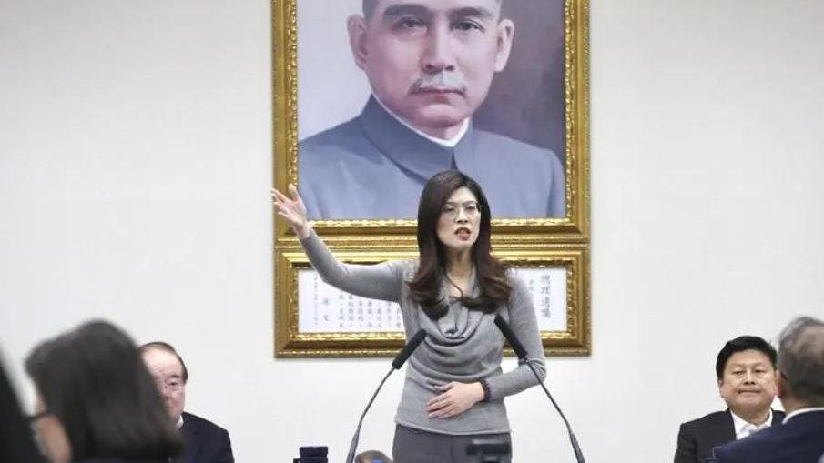 趁着韩国正在审判前总统尹锡悦，岛内正围绕这点展开新一轮舆论攻防。国民党主席郑丽文