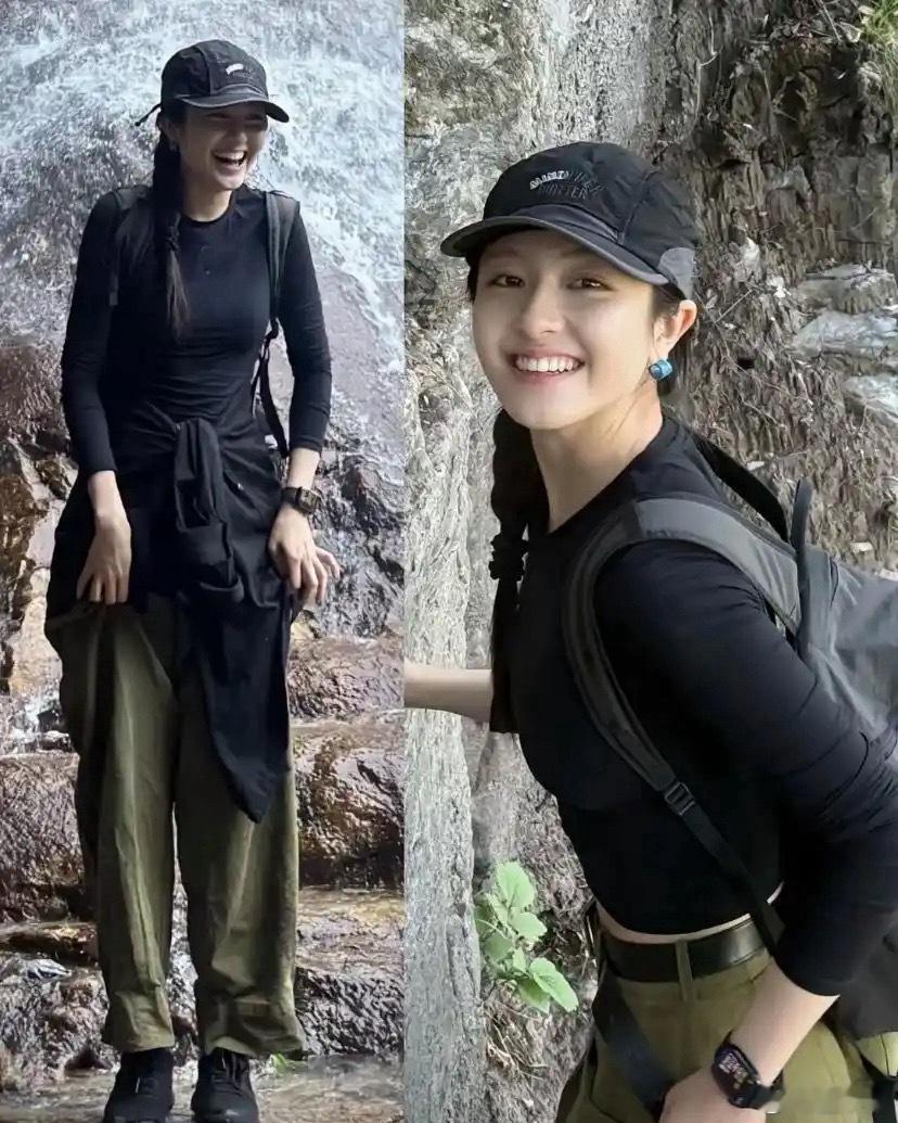 李兰迪黑色紧身衣配军绿色休闲裤，休闲舒适的徒步穿搭，笑容好有生命力啊！ 