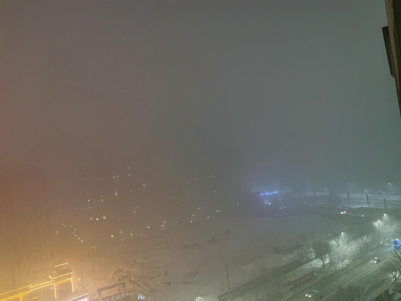 2025年冬的第一场雪，在悄然无声中纷纷扬扬地飘落而至。空中飞舞的雪花❄落在掌心