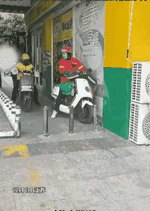 外卖小哥这波操作绝了～

社会百态