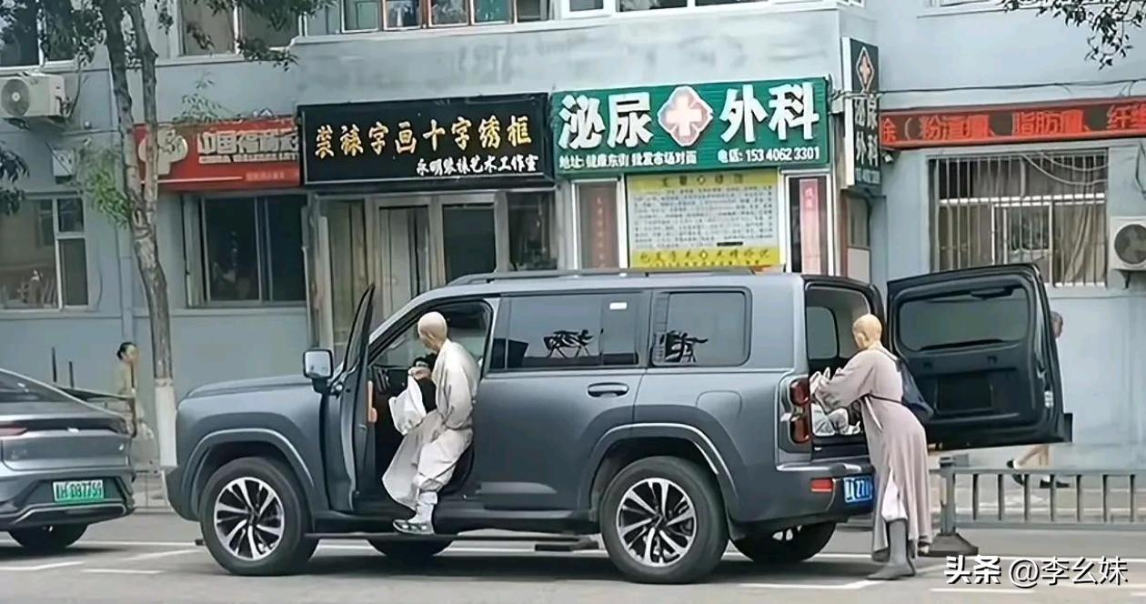 请问这两位是来自梅赛德寺吗？