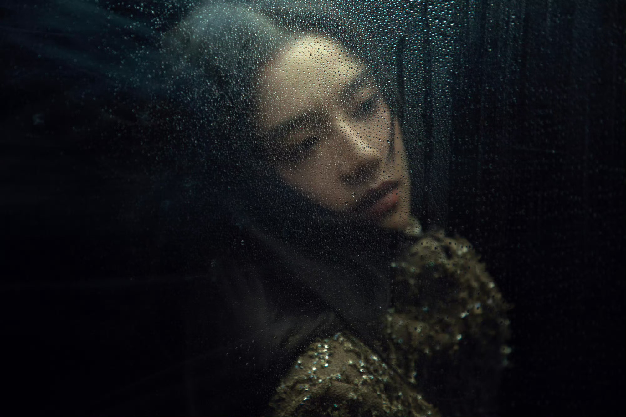 张婧仪Wonderland2025开年封面张婧仪雨夜涟漪大片花絮照 